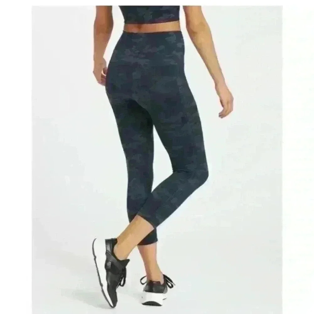 NWOT SPANX Look at me now cropped legging medium